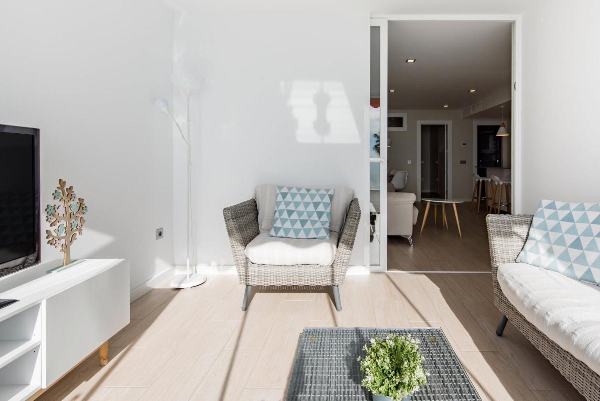 Sorolla 105, Luxury, Beach, Free Parking, Services, Quite Neighborhood, So * Malaga